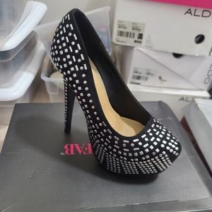 Black pumps